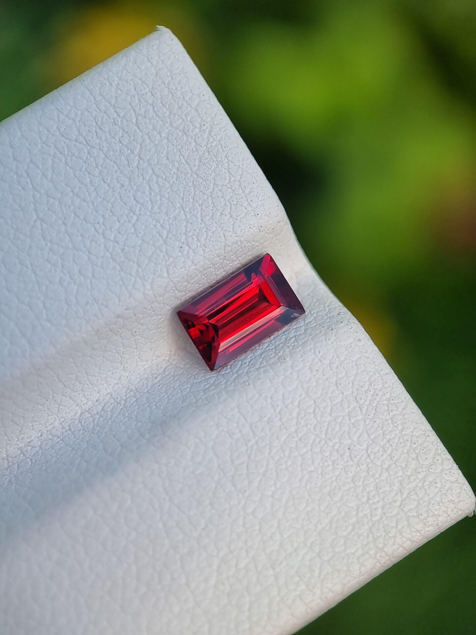Elegant 0.91 ct Rectangular Garnet with Eye-Clean Clarity