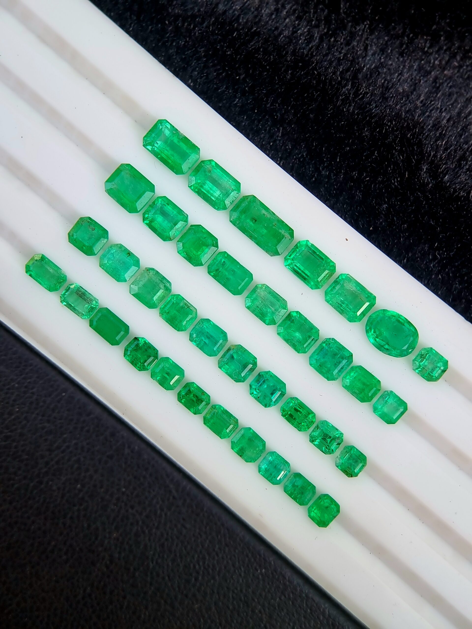 Natural Emerald Lot - 37 Transparent Green Gemstones from Afghanistan | 17.76 ct