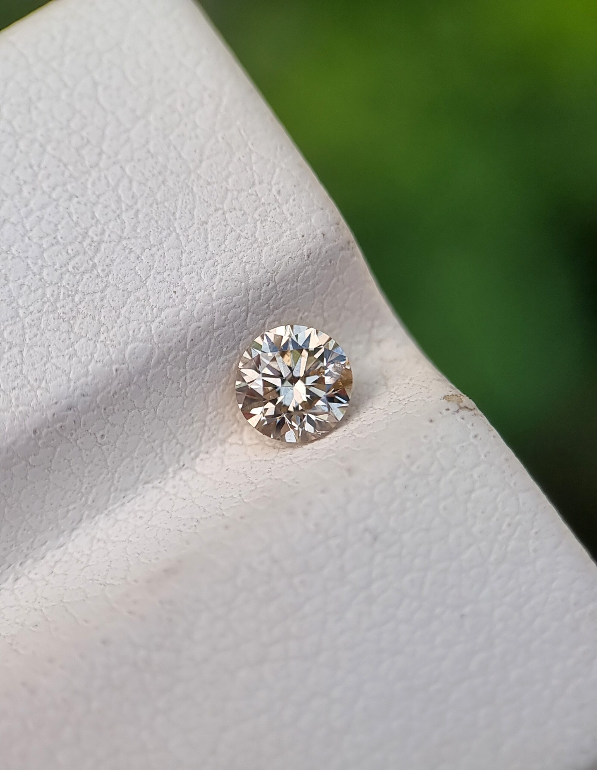 0.32 ct Round Brilliant Cut Natural Diamond (S-T, SI2, Faint Yellow Fluorescence)