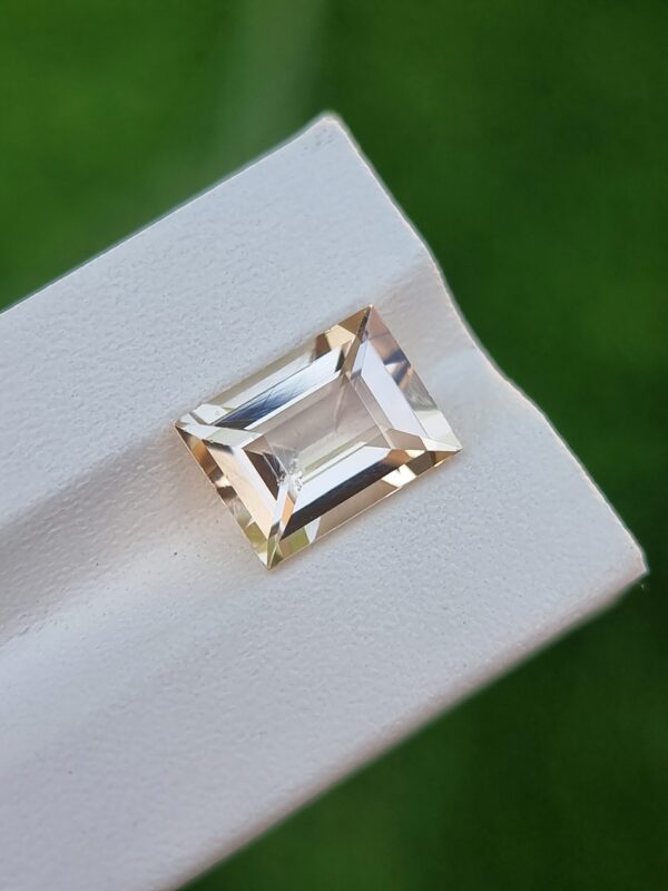 Natural Imperial Topaz from Pakistan - 4.11 ct, Light Yellow, Rectangular - Image 2