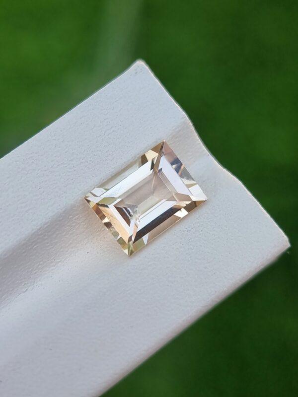 Natural Imperial Topaz from Pakistan - 4.11 ct, Light Yellow, Rectangular - Image 3