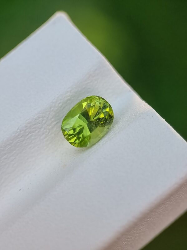 Natural Peridot from Pakistan - 1.06 ct, Oval, Slightly Yellowish Green - Image 2