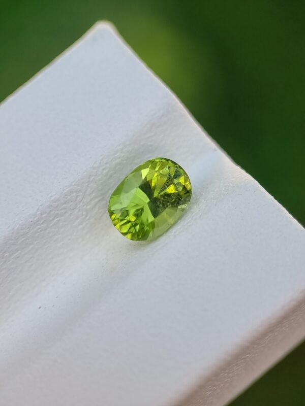 Natural Peridot from Pakistan - 1.06 ct, Oval, Slightly Yellowish Green - Image 3