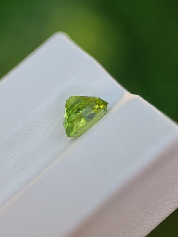 Natural Peridot from Pakistan - 1.06 ct, Oval, Slightly Yellowish Green - Image 4