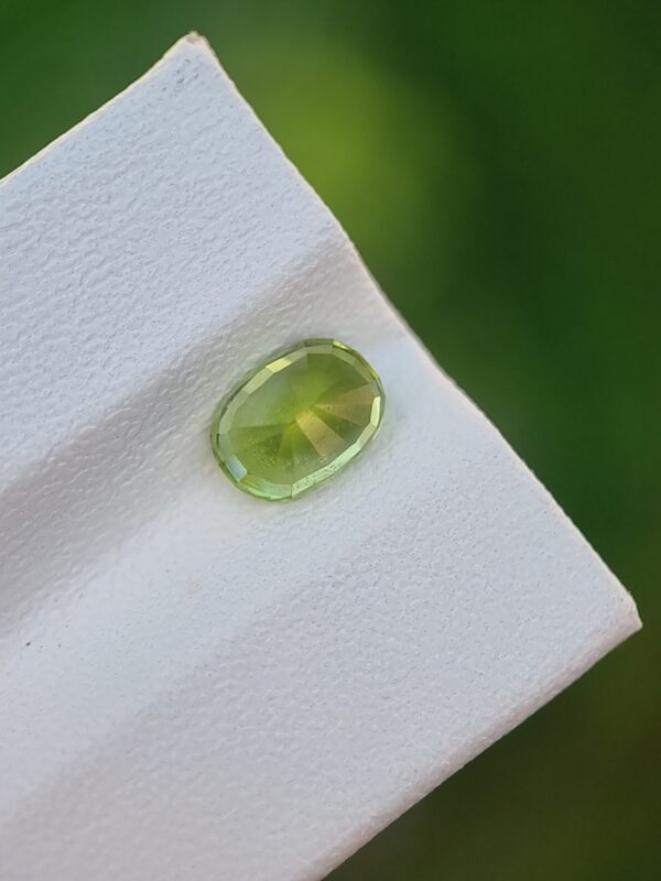 Natural Peridot from Pakistan - 1.06 ct, Oval, Slightly Yellowish Green - Image 5