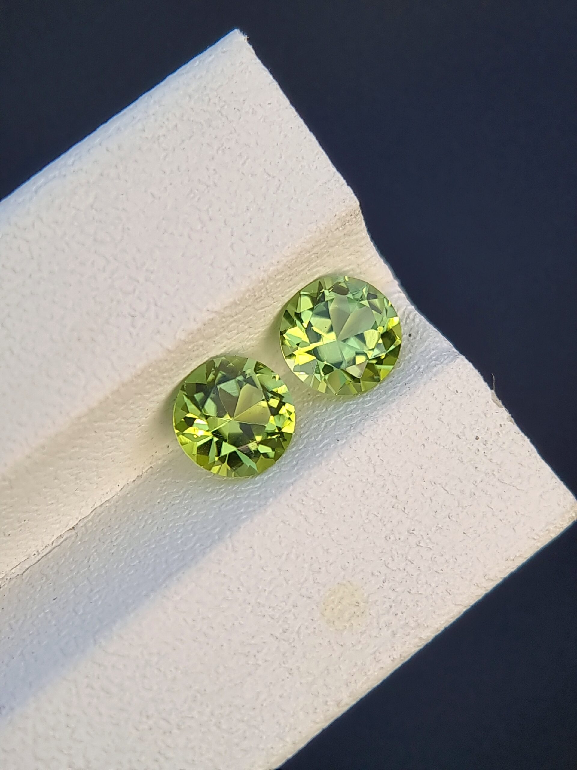 Natural Round-Cut Peridot Pair – 0.93 ct & 0.89 ct, Eye Clean
